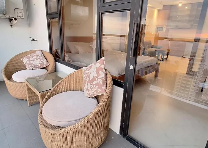 Stayluxia Manilabayview - Featuring 1 - 5 Bedroom With Balcony Pool Bayviews Netflix - Housekeeping Available-