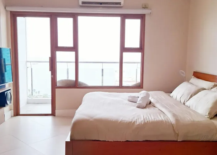 Stayluxia Manilabayview - Featuring 1 - 5 Bedroom With Balcony Pool Bayviews Netflix - Housekeeping Available- * Manille
