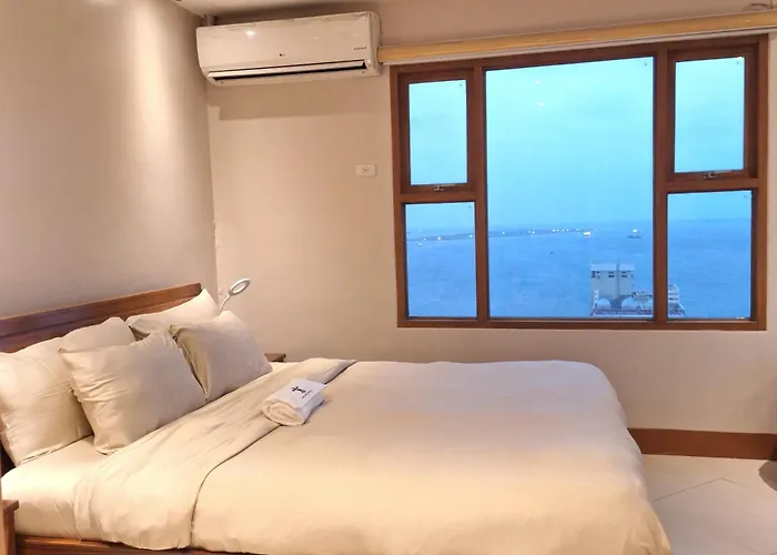 Stayluxia Manilabayview - Featuring 1 - 5 Bedroom With Balcony Pool Bayviews Netflix - Housekeeping Available- Manille