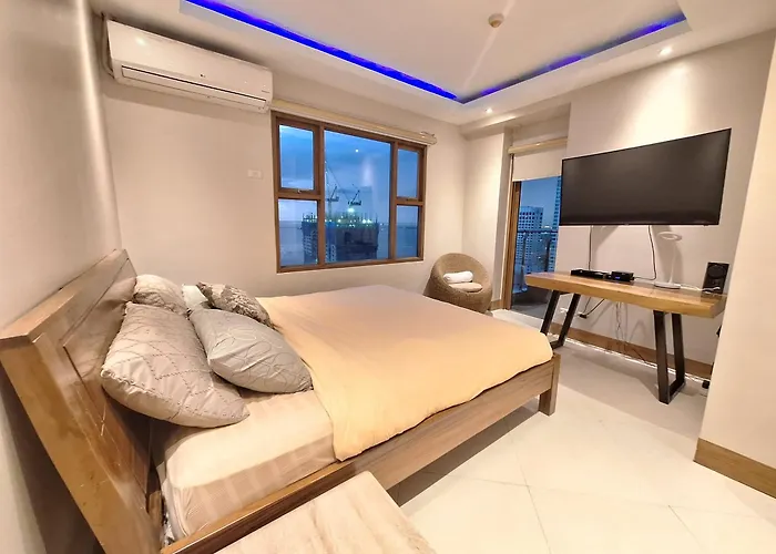 Apartment Bayview Luxury Condos: Poolside Balcony Retreats *