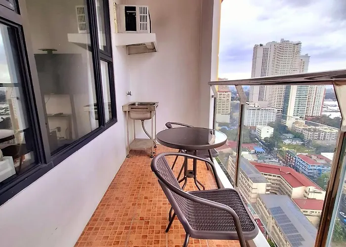 Apartment Bayview Luxury Condos: Poolside Balcony Retreats *