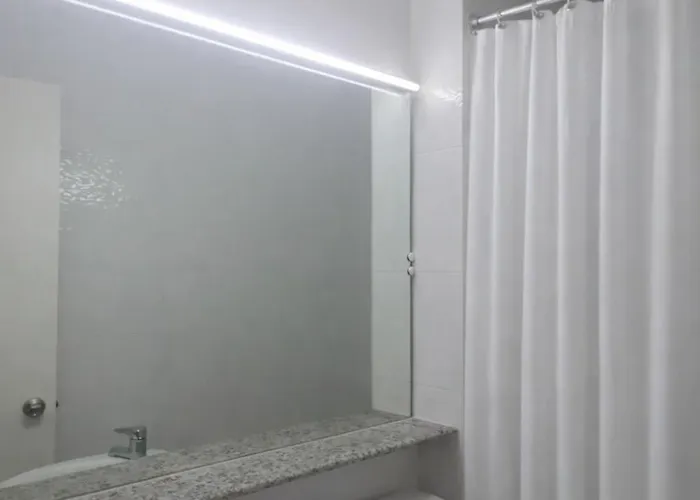 Stayluxia Manilabayview - Featuring 1 - 5 Bedroom With Balcony Pool Bayviews Netflix - Housekeeping Available- Manille
